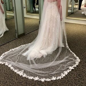 Elegant White Lace Wedding Veil